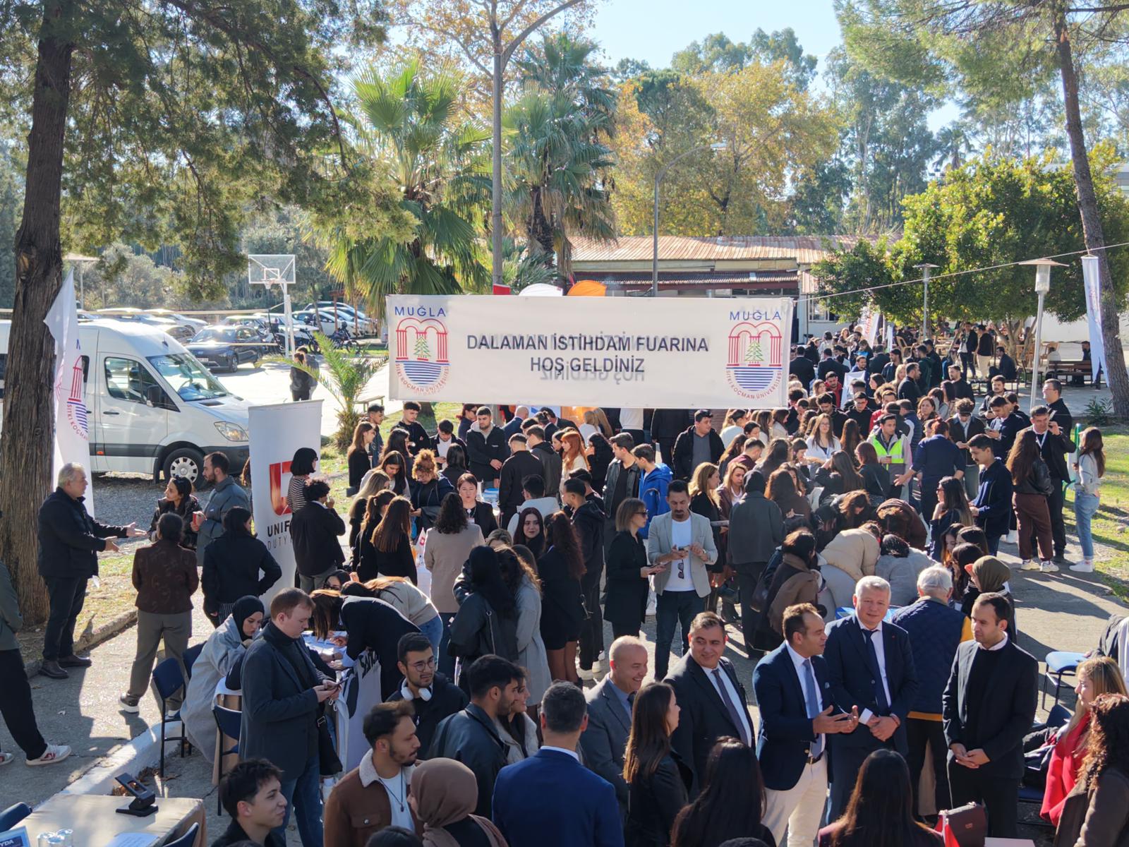 11 Aralık 2025 tarihinde Dalaman Meslek Yüksekokulu ile Dalaman Sivil Havacılık Yüksekokulu iş birliğinde düzenlenen 2. İstihdam Fuarı, Muğla Sıtkı Koçman Üniversitesi Dalaman Yerleşkesinde gerçekleştirilerek öğrenciler ve sektör temsilcilerini bir araya getirdi.  Havacılık, lojistik, dış ticaret ve muhasebe gibi farklı alanlarda faaliyet gösteren 30 firma, fuarda stant açarak öğrencilerle birebir görüşmeler yaptı. Öğrenciler, firmaların insan kaynakları yetkilileriyle tanışma, sektör beklentilerini öğrenme ve çeşitli kariyer fırsatlarını keşfetme imkânı bulmuştur. Bu kapsamda, etkinliğe THY, Tantur & TUI, Libero, Diana, MTS Globe, Jet2, Sancak, Unifree, YDA, Çelebi, Havaş, Fugo, Acarlar, Skytanking/Prime Flight Company, Ekol Lojistik, Önel Gümrük Müşavirliği, Alfa Grup Gümrük Müşavirliği, IGT Proje, SMMM Hüseyin Ertuğrul, SMMM Ceren Solakoğlu, SMMM Selen Solakoğlu Yılmaz, Paterna Group, Garenta, THK Ortaca, GSB Dalaman Gençlik Merkezi, KOSGEB, İŞKUR, TATCA (Türkiye Hava Trafik Kontrolörleri Derneği), Netlog Lojistik ve Vienna Life gibi sektörün önde gelen firmaları katılım sağlayarak öğrencilerimize geniş ve nitelikli bir kariyer yelpazesi sunmuştur.  Etkinlikte bazı firmalar, öğrencilerle birebir mülakat simülasyonları gerçekleştirerek mülakat sürecinde nelere dikkat etmeleri gerektiği, kendilerini nasıl daha etkili ifade edebilecekleri ve profesyonel bir görüşmeye nasıl hazırlanabilecekleri konusunda önemli geri bildirimler sunmuştur. Bu sayede öğrenciler, gerçek iş görüşmesi deneyimini önceden yaşayarak kariyer yolculuklarına güçlü bir adım atma fırsatı elde etmiştir.  Etkinliğe Dalaman Kaymakamı Mesut YAKUTA, çok sayıda firma temsilcisi ve yöneticileri de katılım sağladı. Katılımcılar tarafından sektörle üniversitenin buluşmasını sağlayan bu tür organizasyonların hem öğrenciler hem de iş dünyası açısından büyük önem taşıdığı vurgulanmıştır. Firma yöneticileri, istihdam fuarlarının süreklilik kazanmasının nitelikli iş gücüne ulaşmada önemli katkılar sunduğunu ifade etmişlerdir.  Dalaman Meslek Yüksekokulu Müdürü Doç. Dr. Ozan Kaya ve Dalaman Sivil Havacılık Yüksekokulu Müdürü Prof. Dr. Aytekin Fırat, fuarın her yıl daha da büyüyerek öğrencilerin kariyer planlamasına destek olmayı sürdüreceğini ifade etti. Öğrencilerin yoğun ilgi gösterdiği etkinlik, karşılıklı iş birliği fırsatlarının geliştirilmesi açısından verimli bir platform oluştururken, etkinlik sonunda Yüksekokul Müdürleri tarafından firma stantları ziyaret edilerek katılımcı firmalara teşekkür belgeleri takdim edilmiştir.